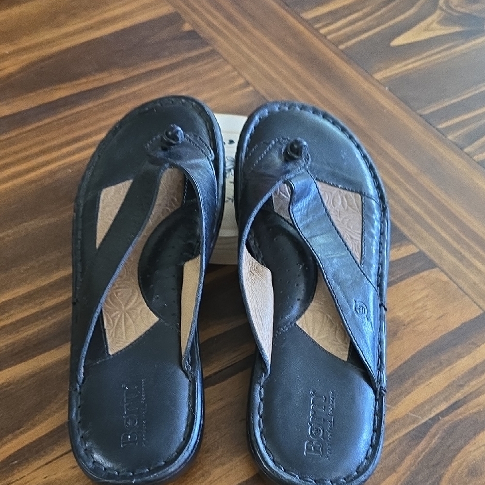 Born Black and Tan Leather Flip-Flops  0109 Sz 6.5